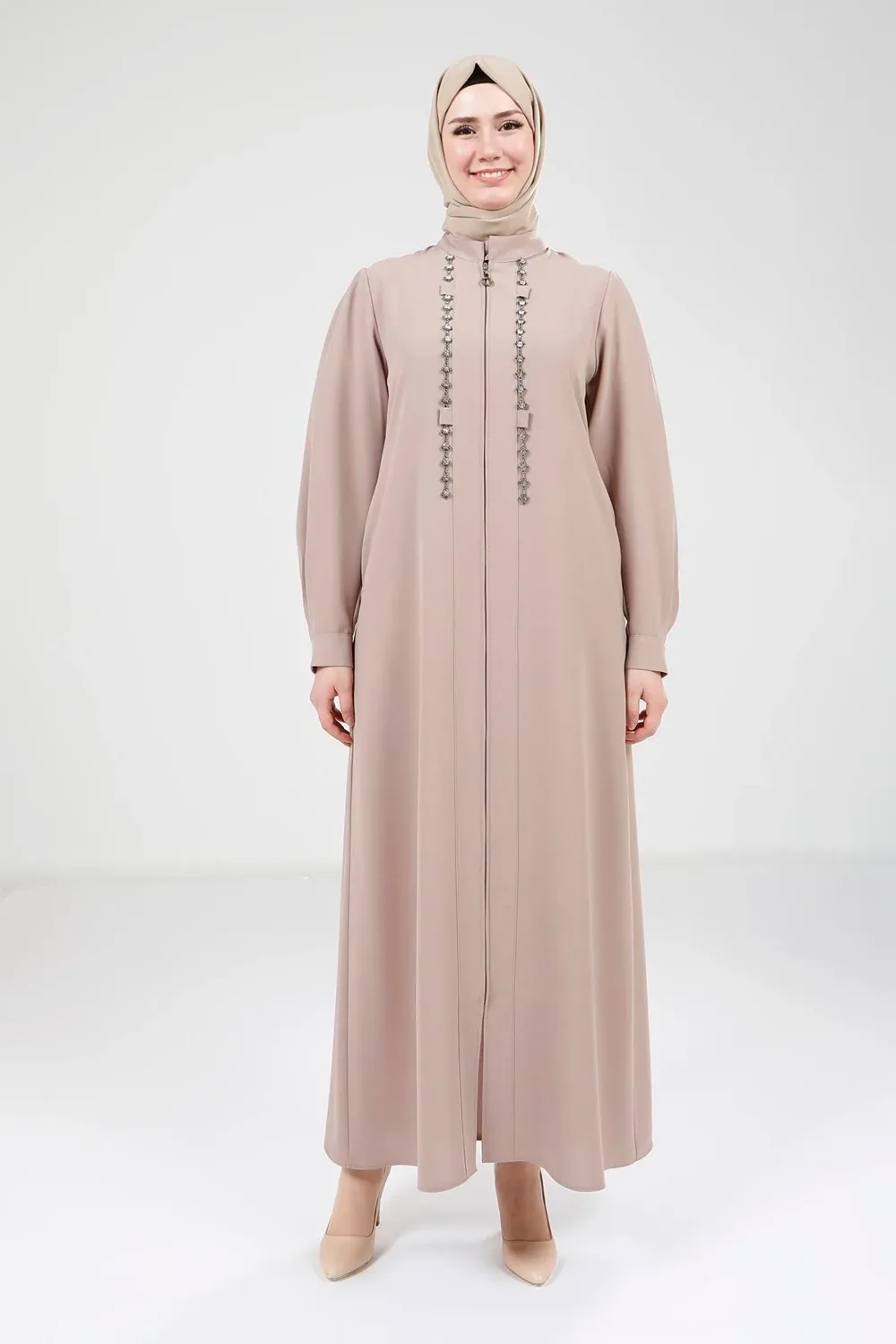 فراجة طويلة بسلسلة أحجار على الصدر