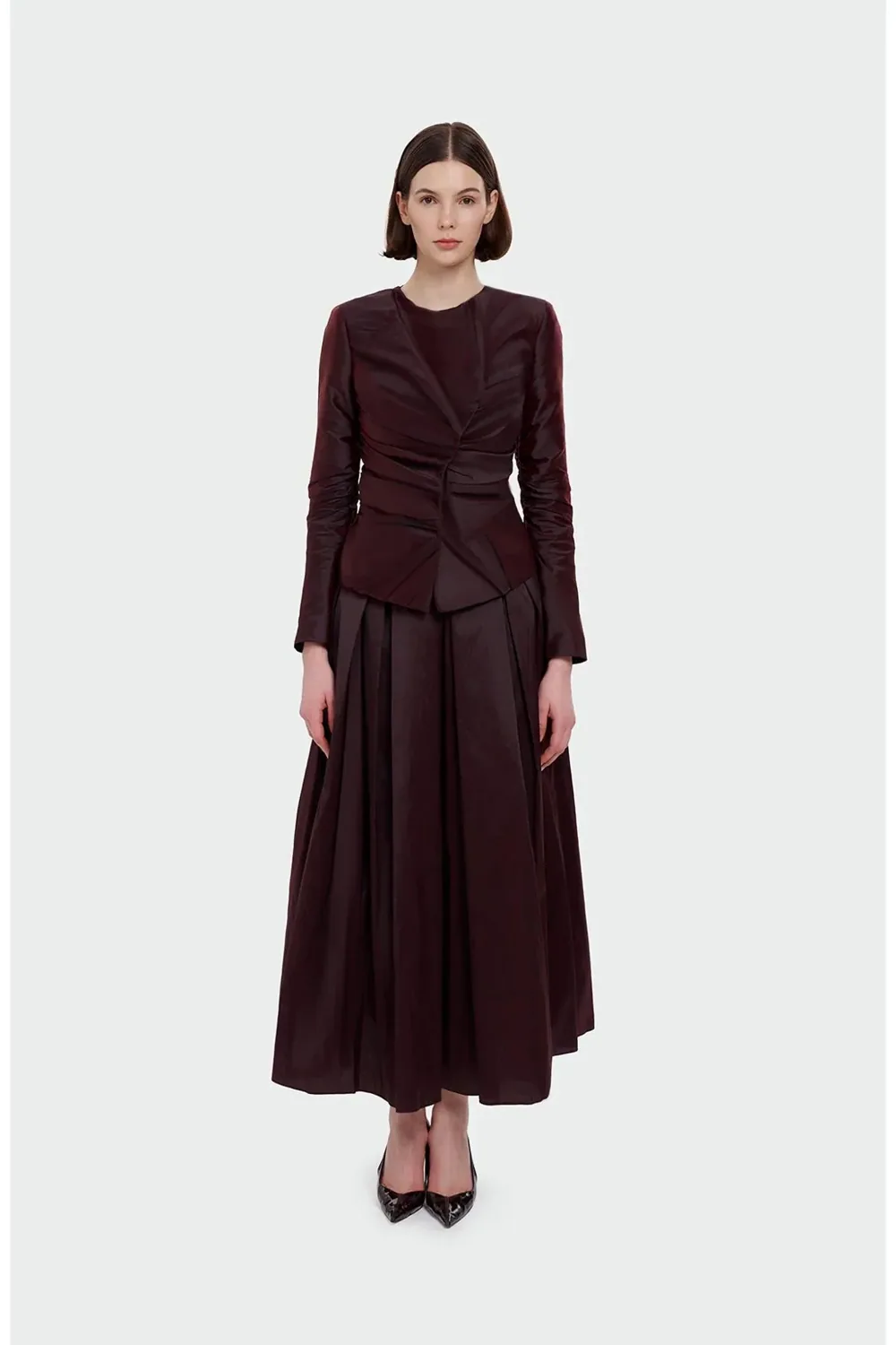 طقم سهرة كرزي ببلوزة على شكل جاكيت وتنورة طويلة