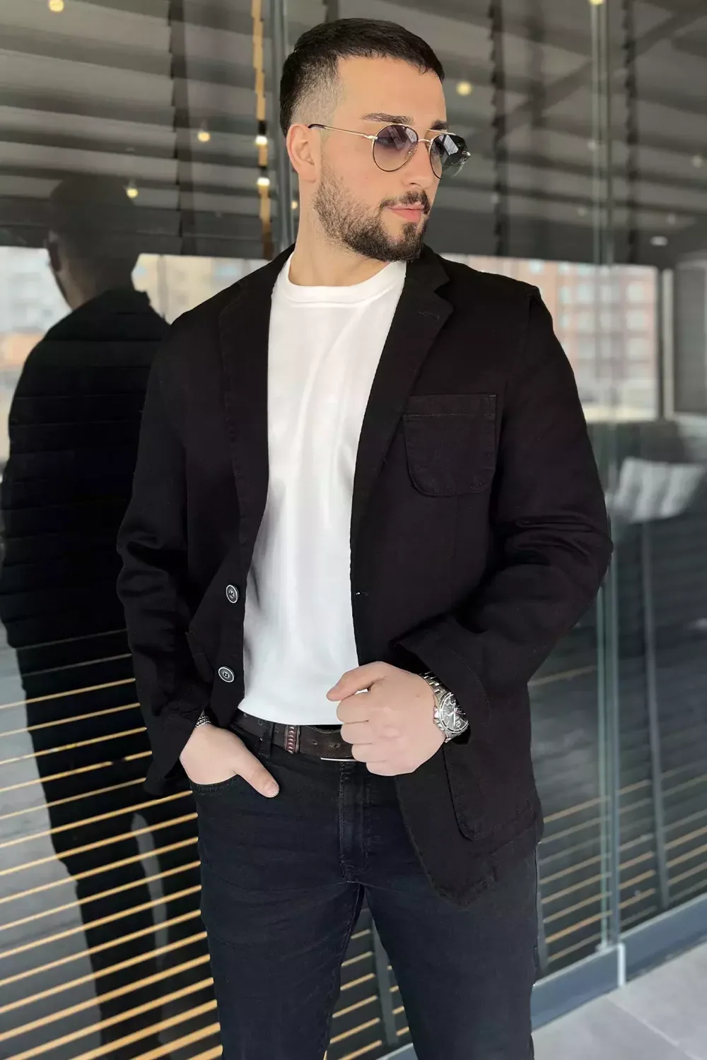 جاكيت جينز أسود بقصّة بليزر وياقة رسمية