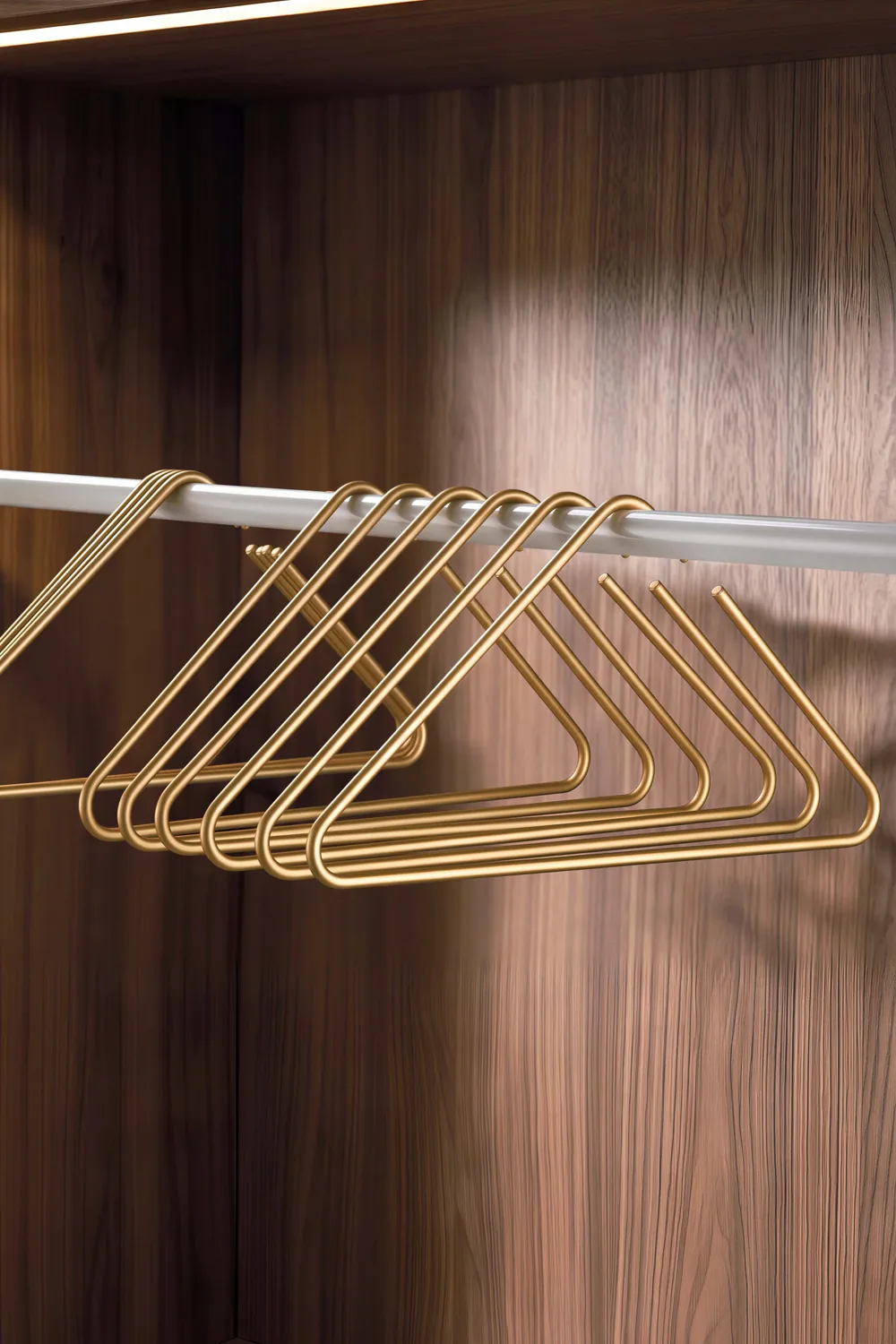 علاقة فساتين معدنية ذهبية مثلثة الشكل - صورة 3