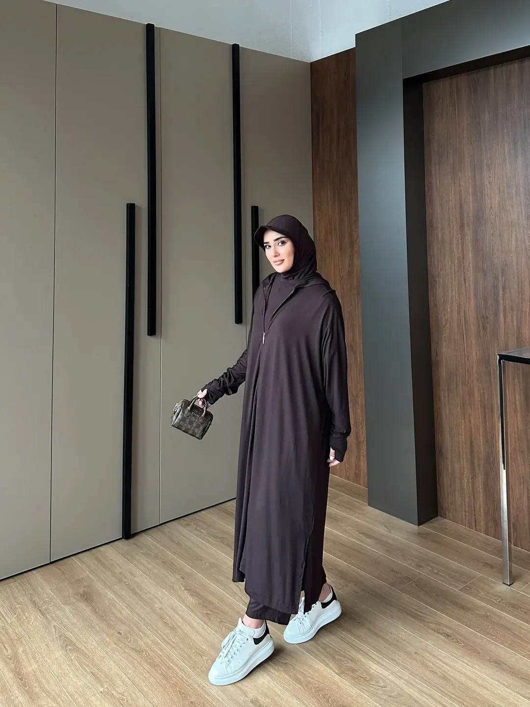 طقم رياضي قطني بني ثلاث قطع