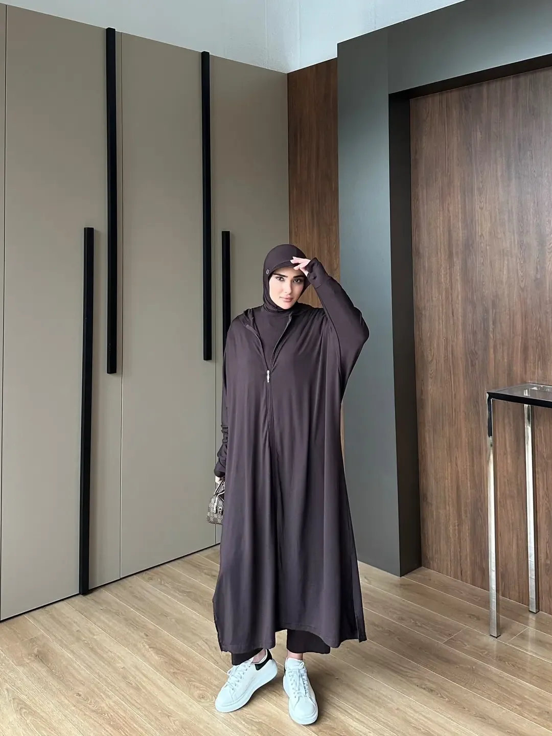 طقم رياضي قطني بني ثلاث قطع - صورة 2