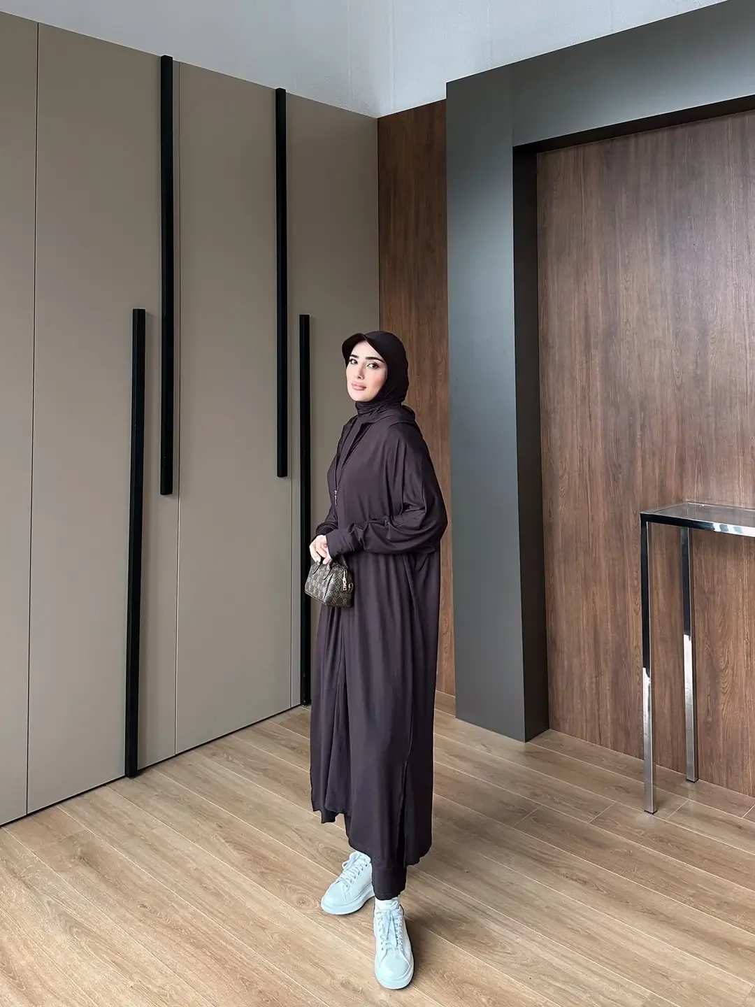 طقم رياضي قطني بني ثلاث قطع - صورة 4