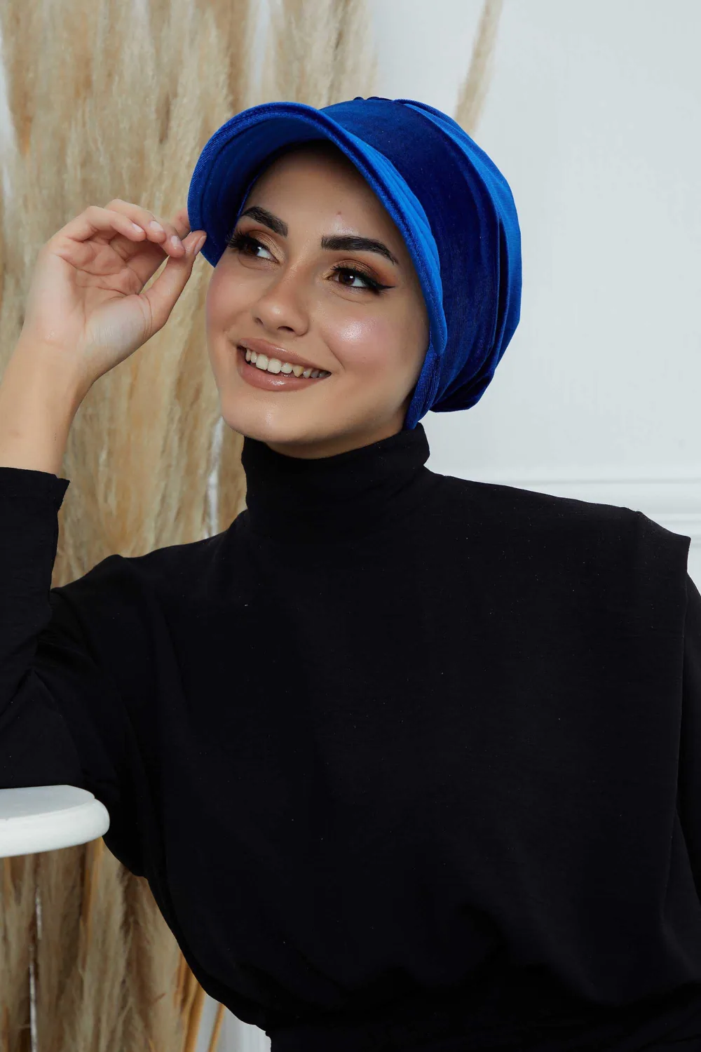 بونيه مخمل بحافة أمامية أزرق ملكي