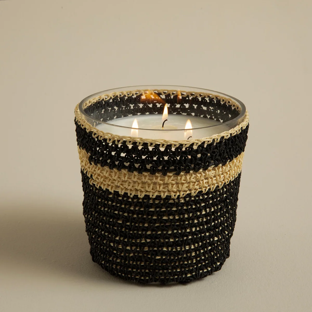 شمعة معطرة بغلاف كروشيه يدوي أسود وبيج 12 سم - صورة 2
