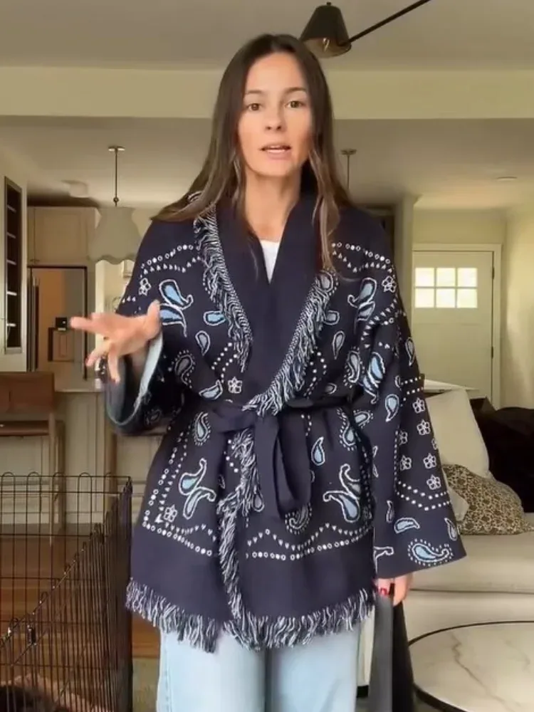 سترة كيمونو كحلية بنقشة أبيض وأهداب
