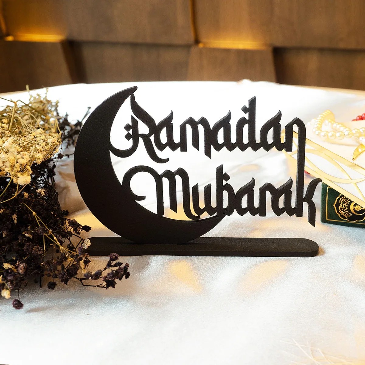 مجسم رمضان مبارك أسود بهلال كبير