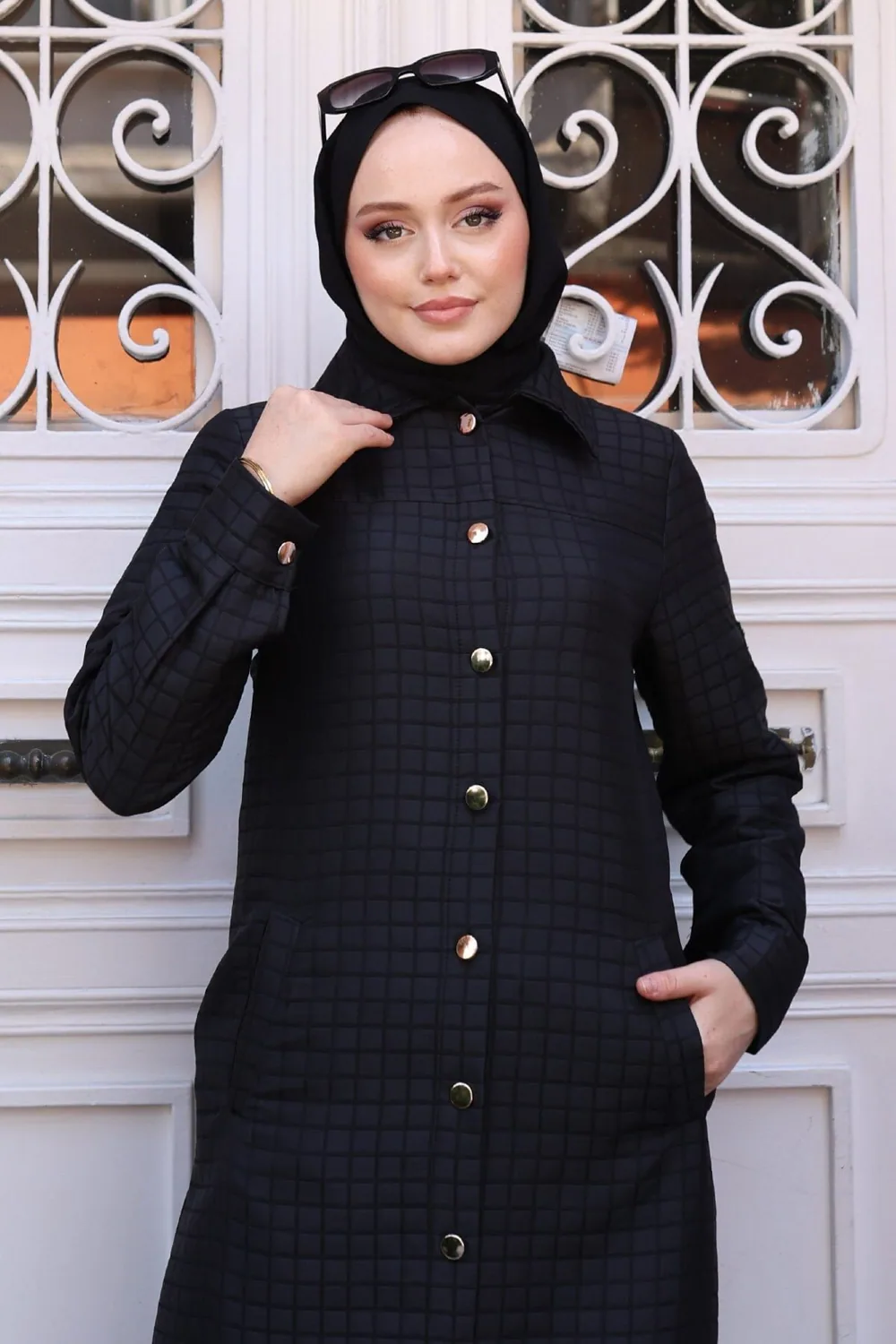 فرجية مضرّبة طويلة بلون أسود - صورة 2