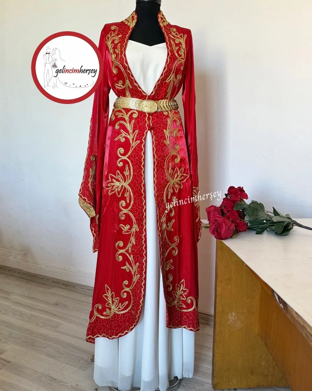 قفطان ساتان أحمر بتطريز ذهبي على الطراز العثماني - صورة 2
