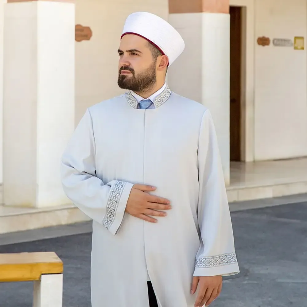 جبة إمام رمادية بتطريز على الياقة والأكمام