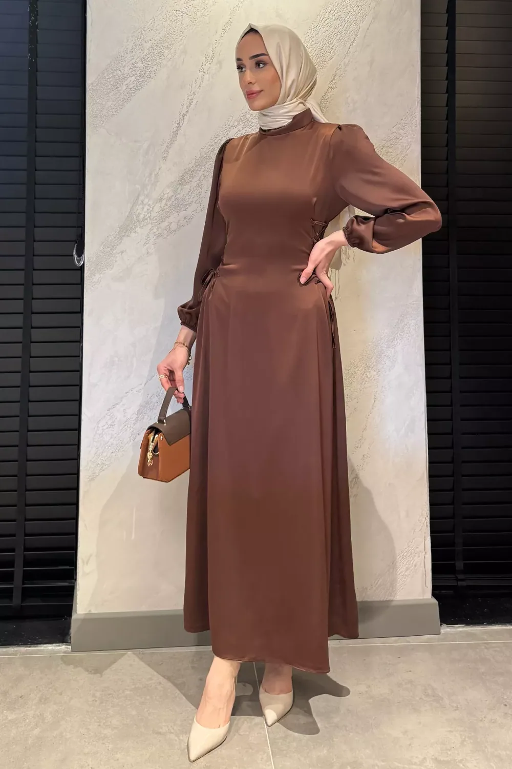 فستان سهرة ساتان أسود محتشم برباط عند الخصر - صورة 4