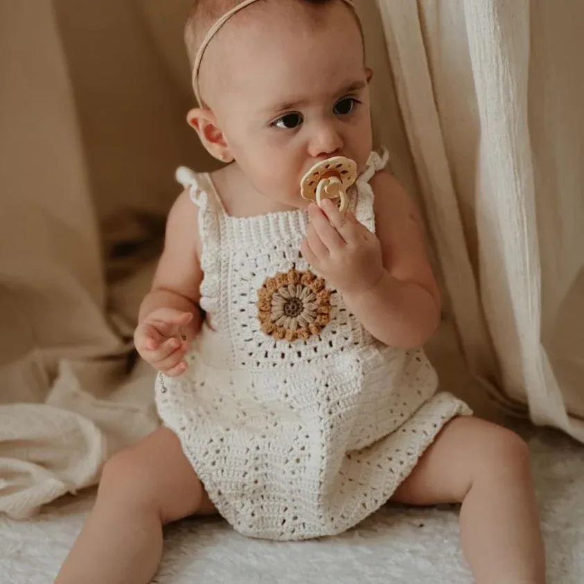 فستان رضيعة محبوك يدوياً بزهرة عباد الشمس