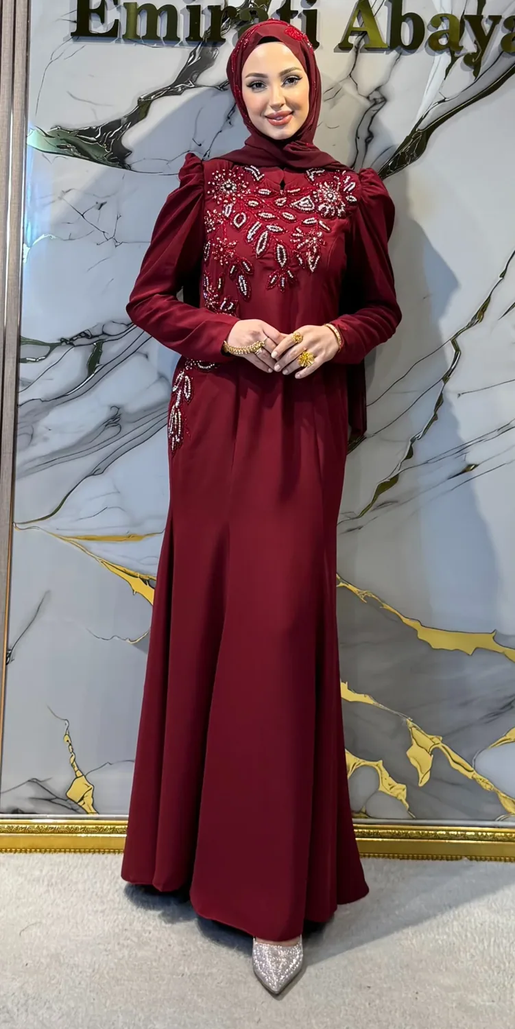 عباية كريب عنابية بتطريز يدوي بأحجار بيضاء