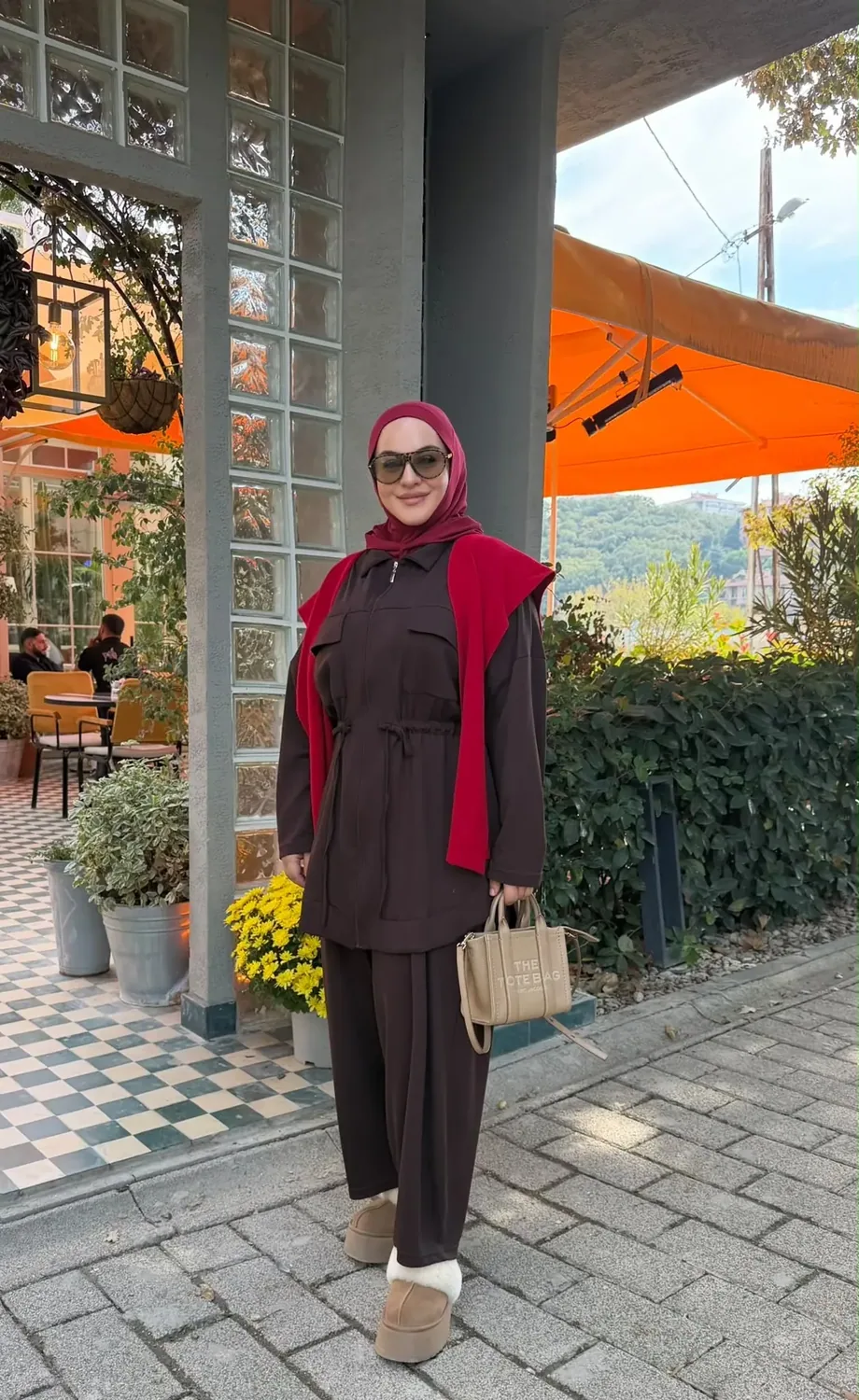 طقم رياضي مرن بني بسترة طويلة