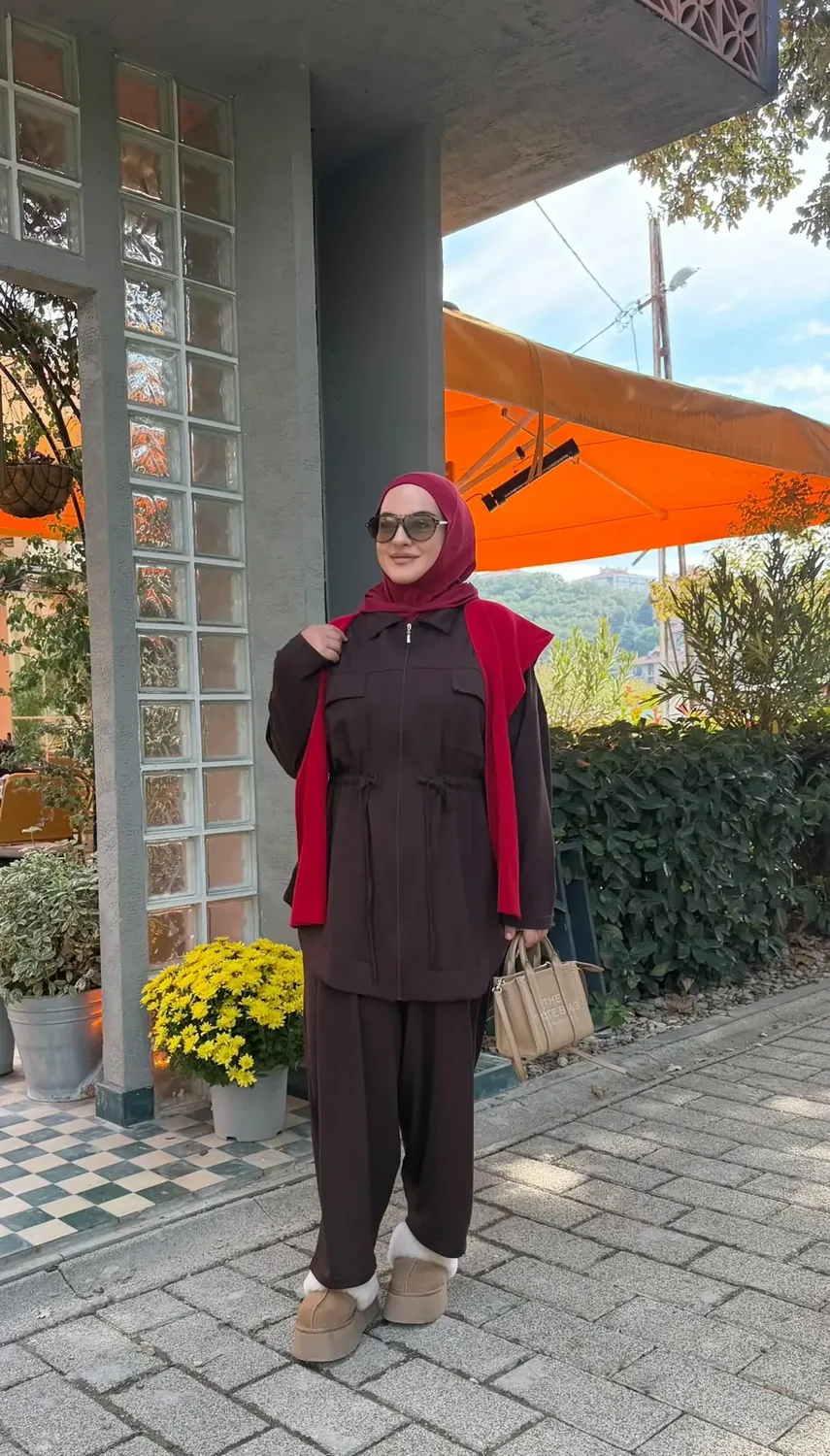 طقم رياضي مرن بني بسترة طويلة - صورة 3