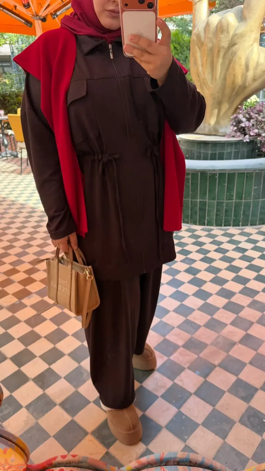 طقم رياضي مرن بني بسترة طويلة - صورة 4