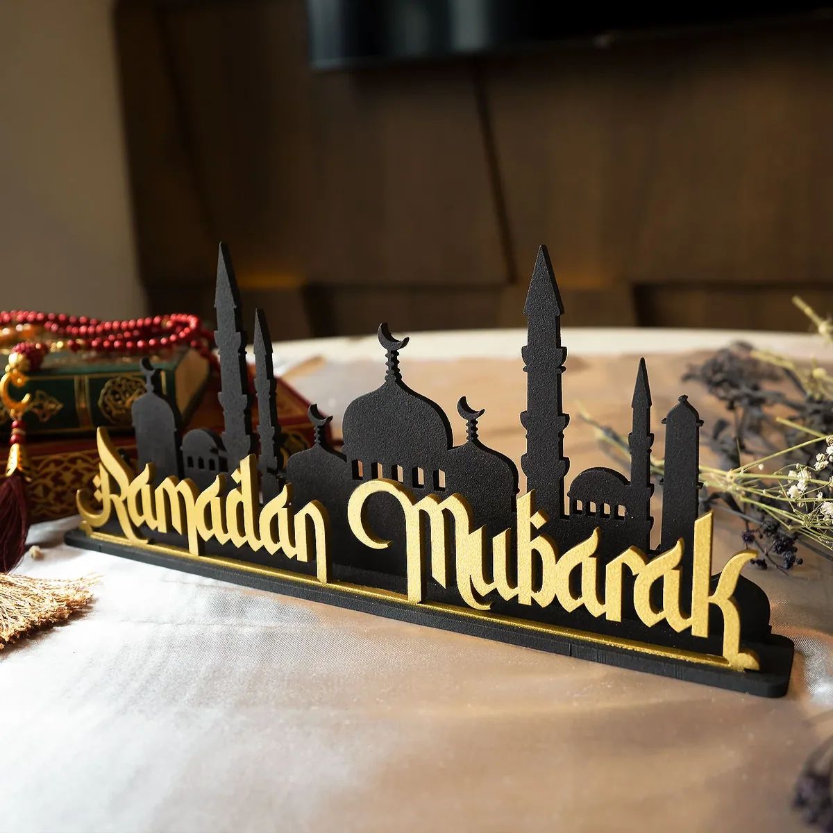 مجسم رمضان مبارك ذهبي بصورة أفق المساجد