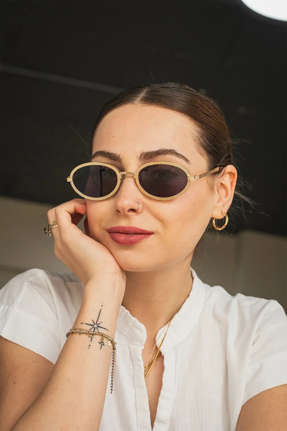 نظارة شمسية معدنية بيضاوية ذهبية بعدسات خضراء - صورة 4