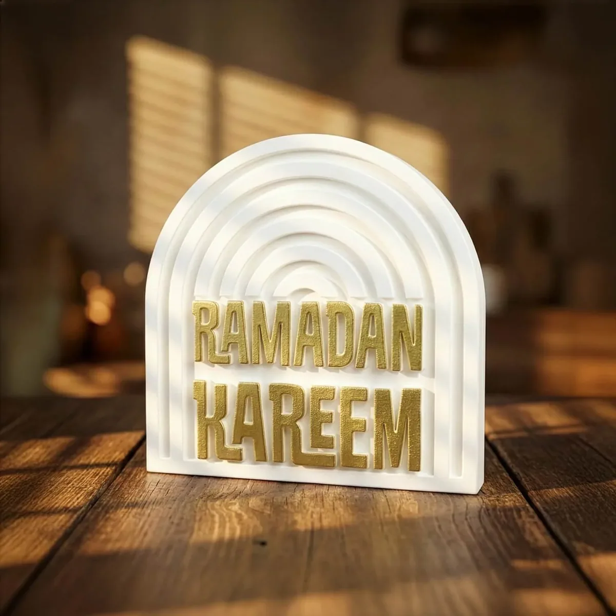 مجسم رمضان كريم من الحجر الصناعي بقوس أبيض