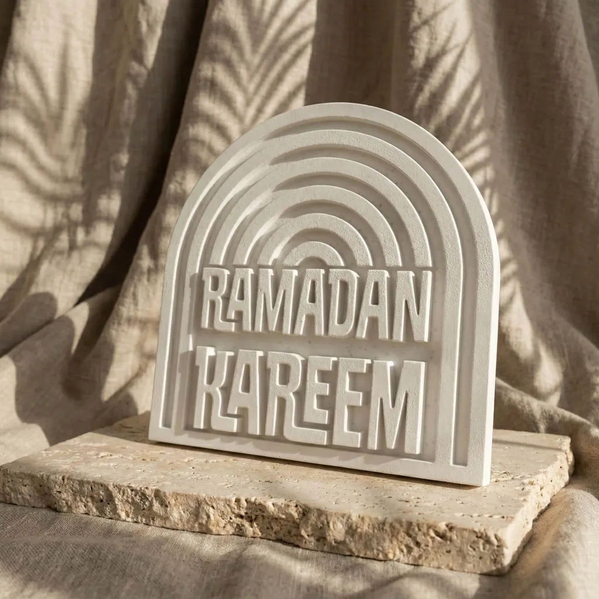مجسم رمضان كريم من الحجر الصناعي بقوس أبيض - صورة 2