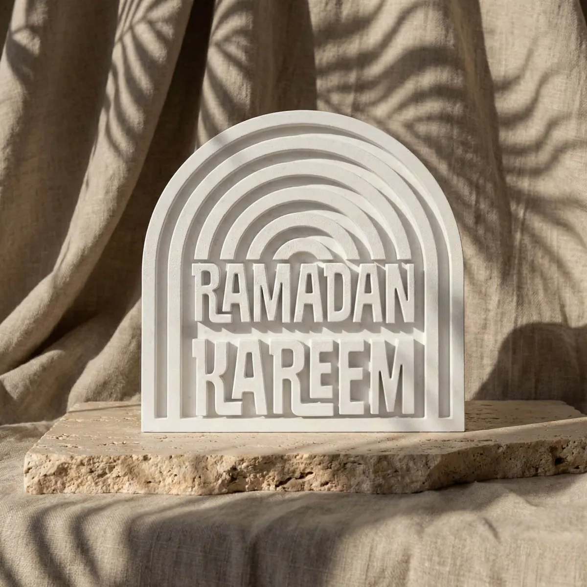 مجسم رمضان كريم من الحجر الصناعي بقوس أبيض - صورة 3