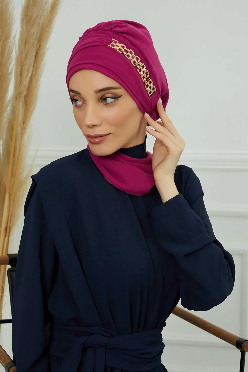 حجاب شيفون جاهز بإكسسوار ذهبي