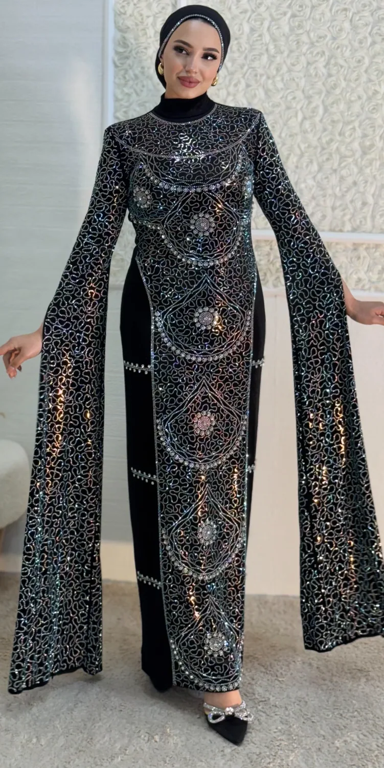 فستان سهرة مخمل أسود بأكمام طويلة وكريستال