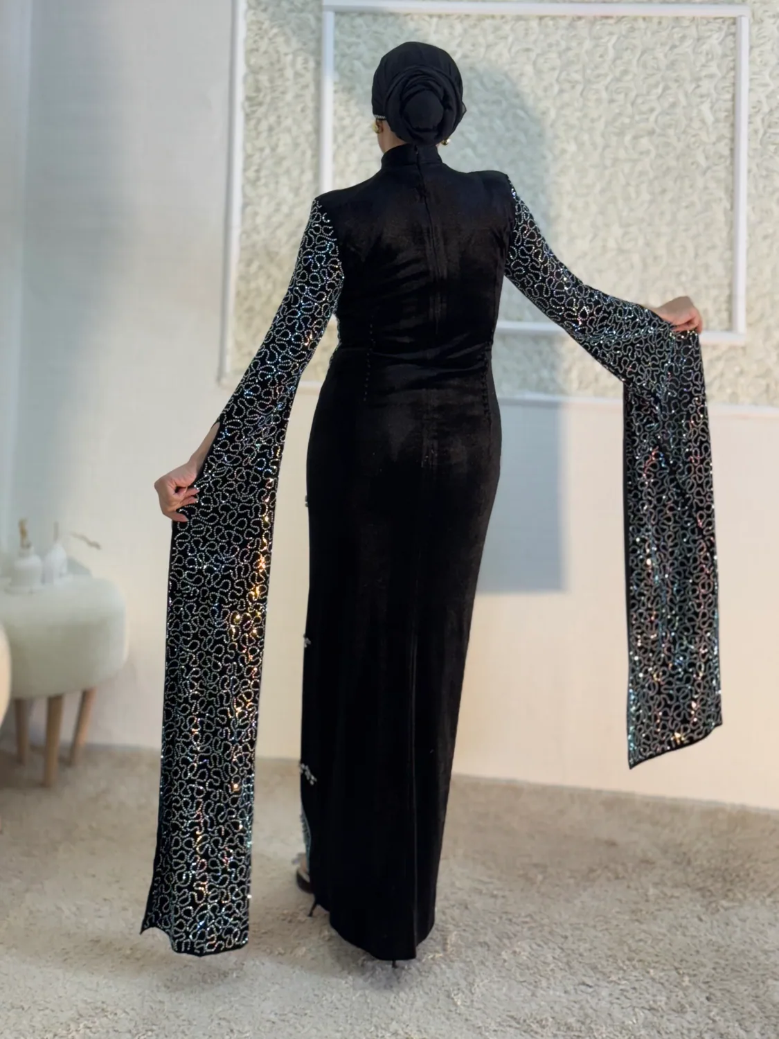 فستان سهرة مخمل أسود بأكمام طويلة وكريستال - صورة 2
