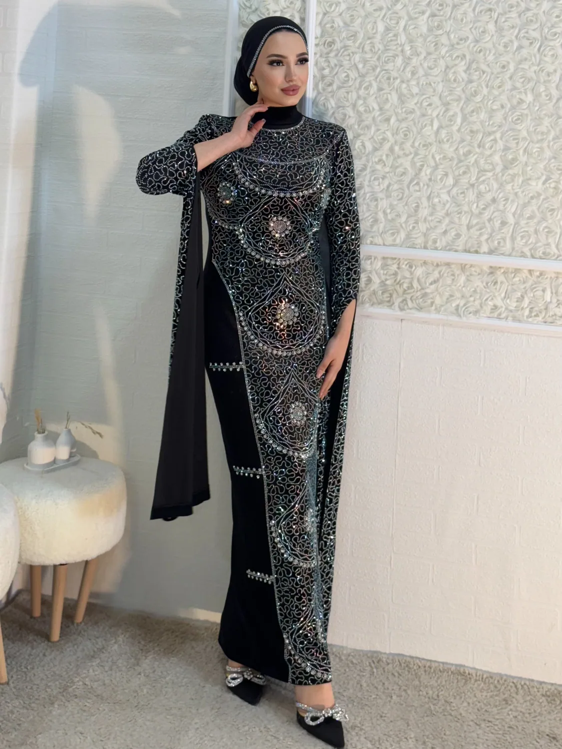 فستان سهرة مخمل أسود بأكمام طويلة وكريستال - صورة 4
