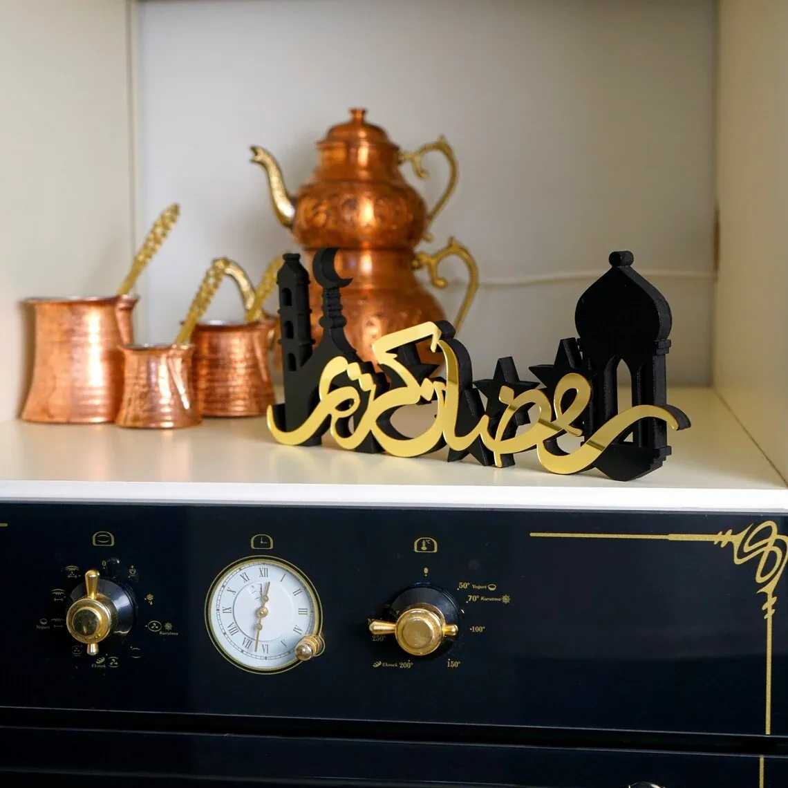 ديكور «رمضان كريم» بتفاصيل مسجد للطاولة والرف - صورة 2
