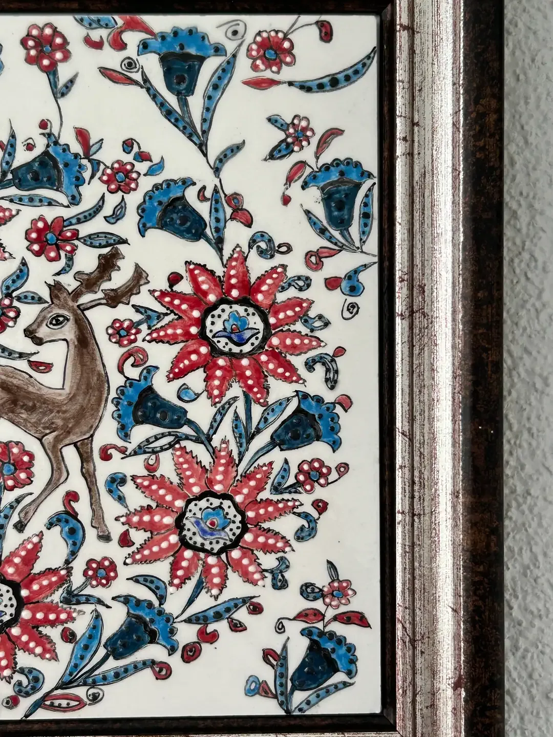 لوحة خزف بارزة مؤطرة بزخارف «عين الغزال» - صورة 3