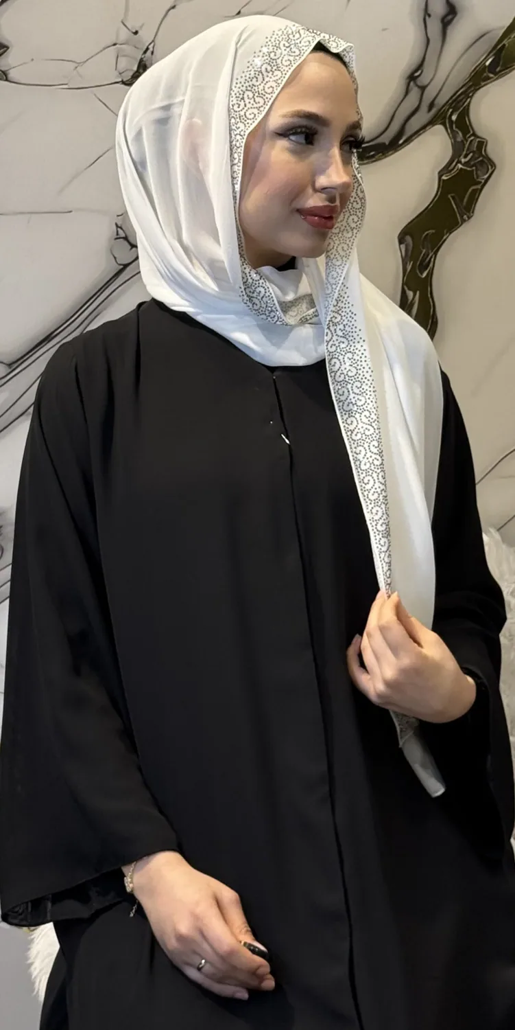 شال شيفون أبيض مزين بأحجار الهيماتيت على الأطراف