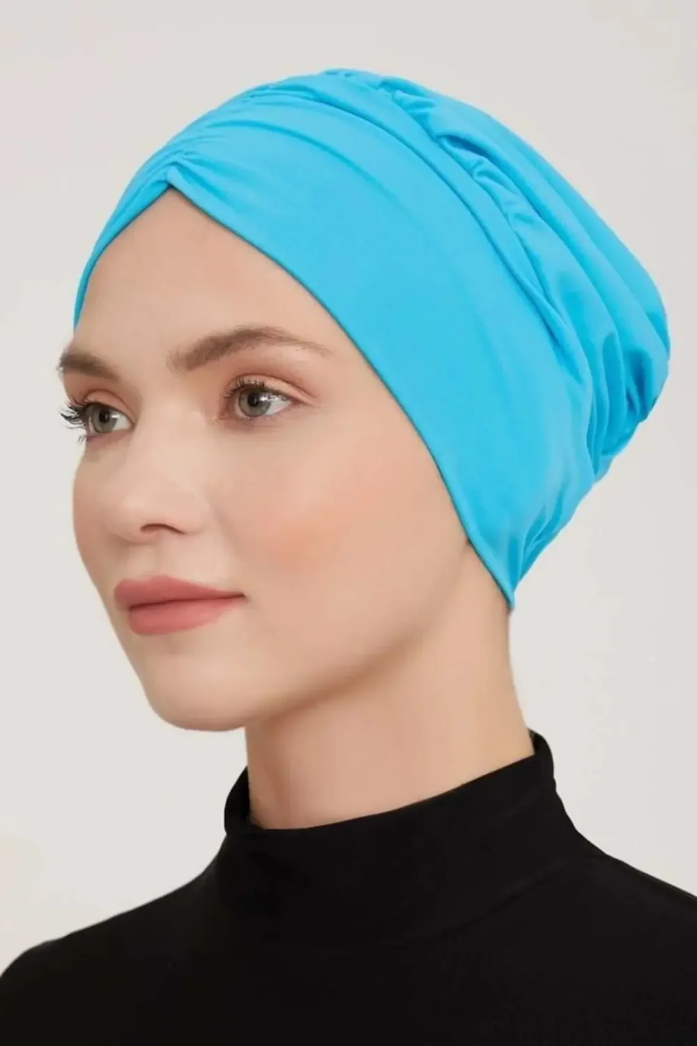قبعة سباحة بطيات أمامية بلون فيروزي
