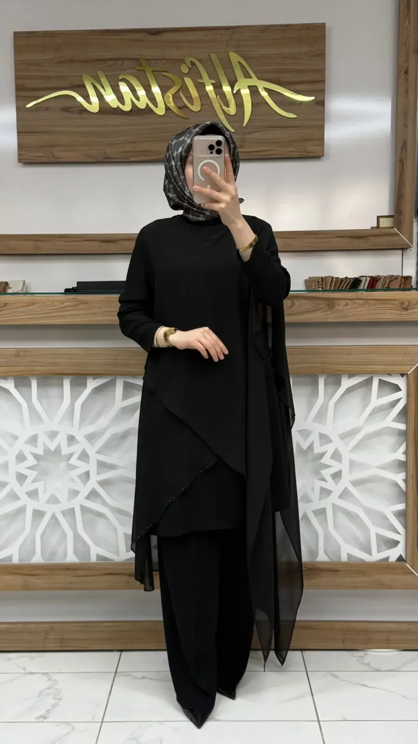 طقم سهرة أسود بطبقة شيفون غير متماثلة وتفاصيل أحجار