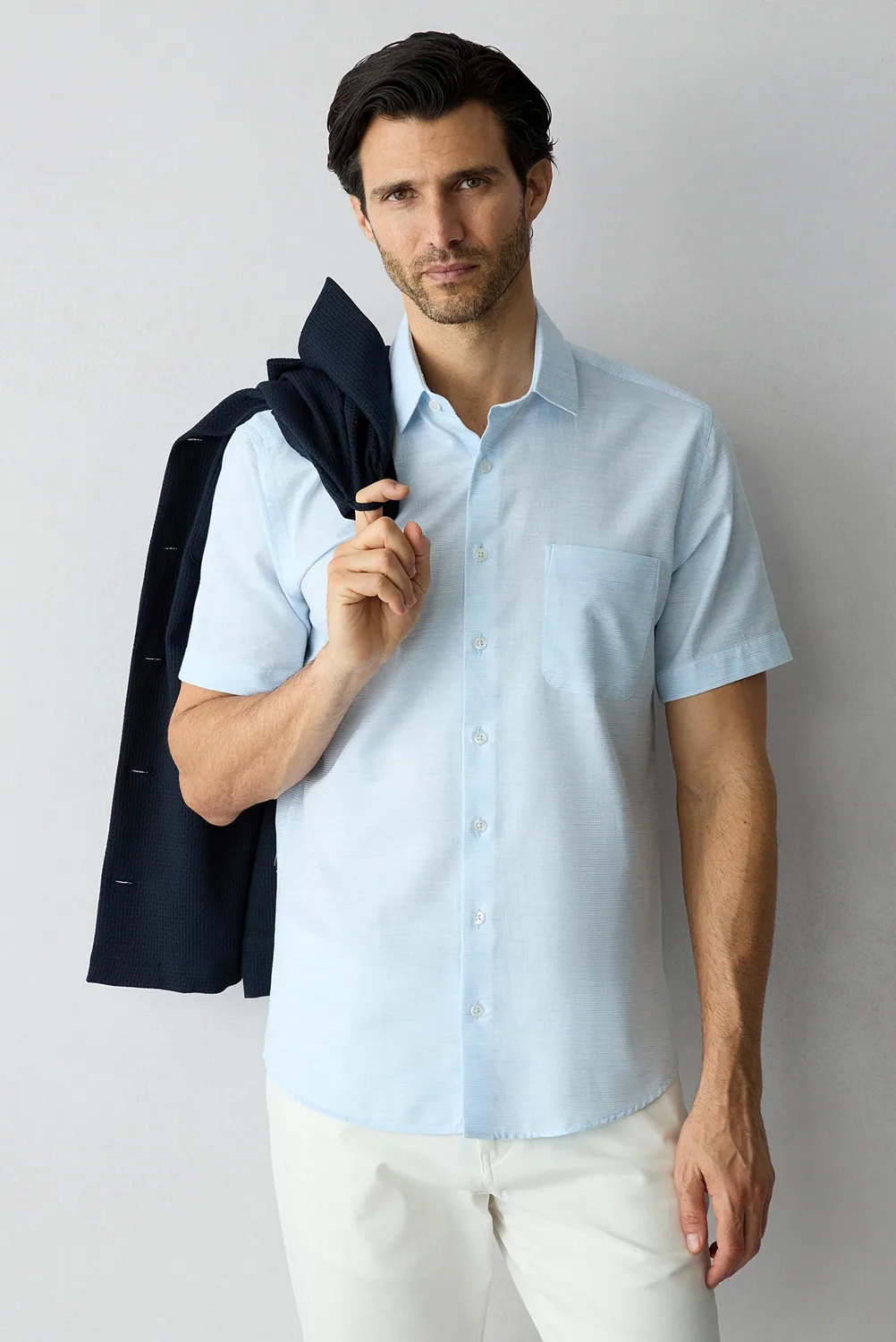 قميص رجالي من القطن بقصة عادية بأكمام قصيرة لون أزرق فاتح - صورة 5