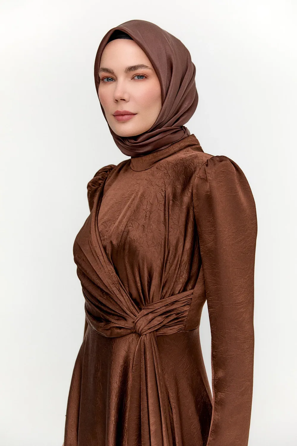 فستان سهرة ساتان بتجميعات - صورة 4