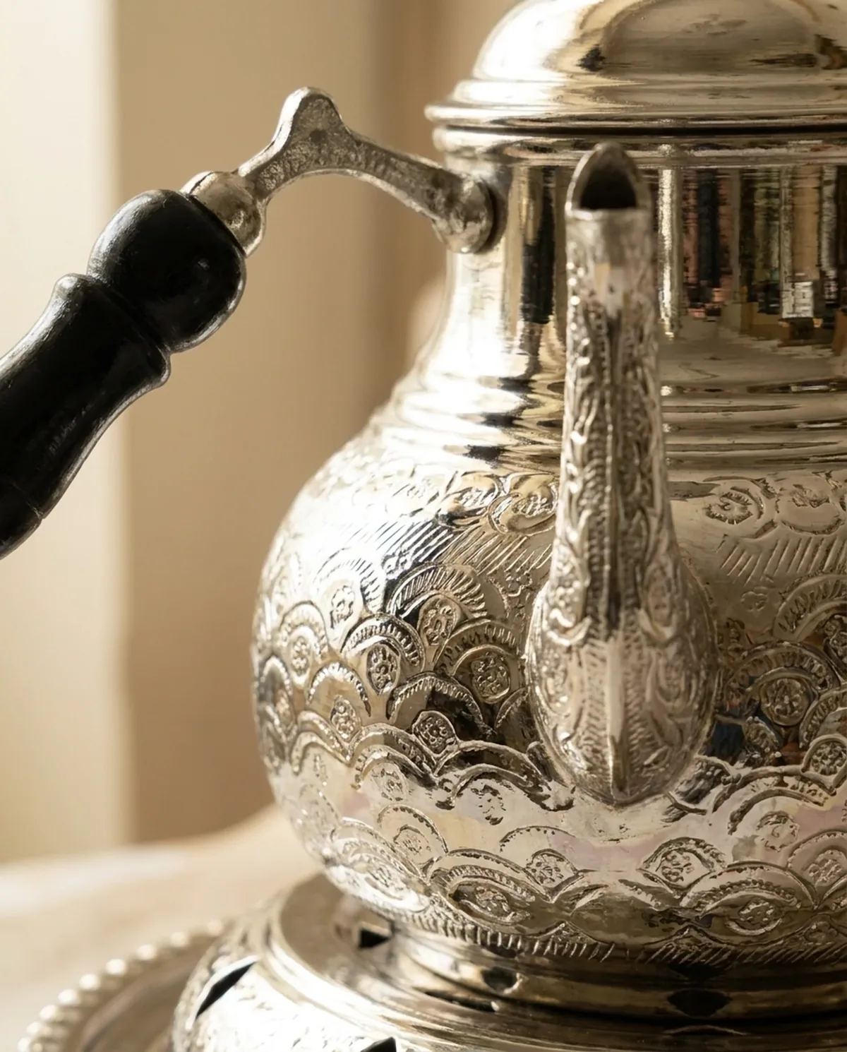 إبريق شاي نحاس مقصدر بموقد ونقش أقحوان - صورة 4