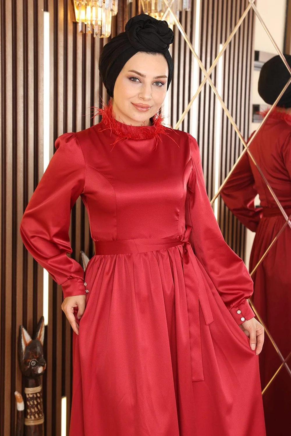 فستان سهرة محتشم ساتان أحمر بياقة عالية وحزام - صورة 2