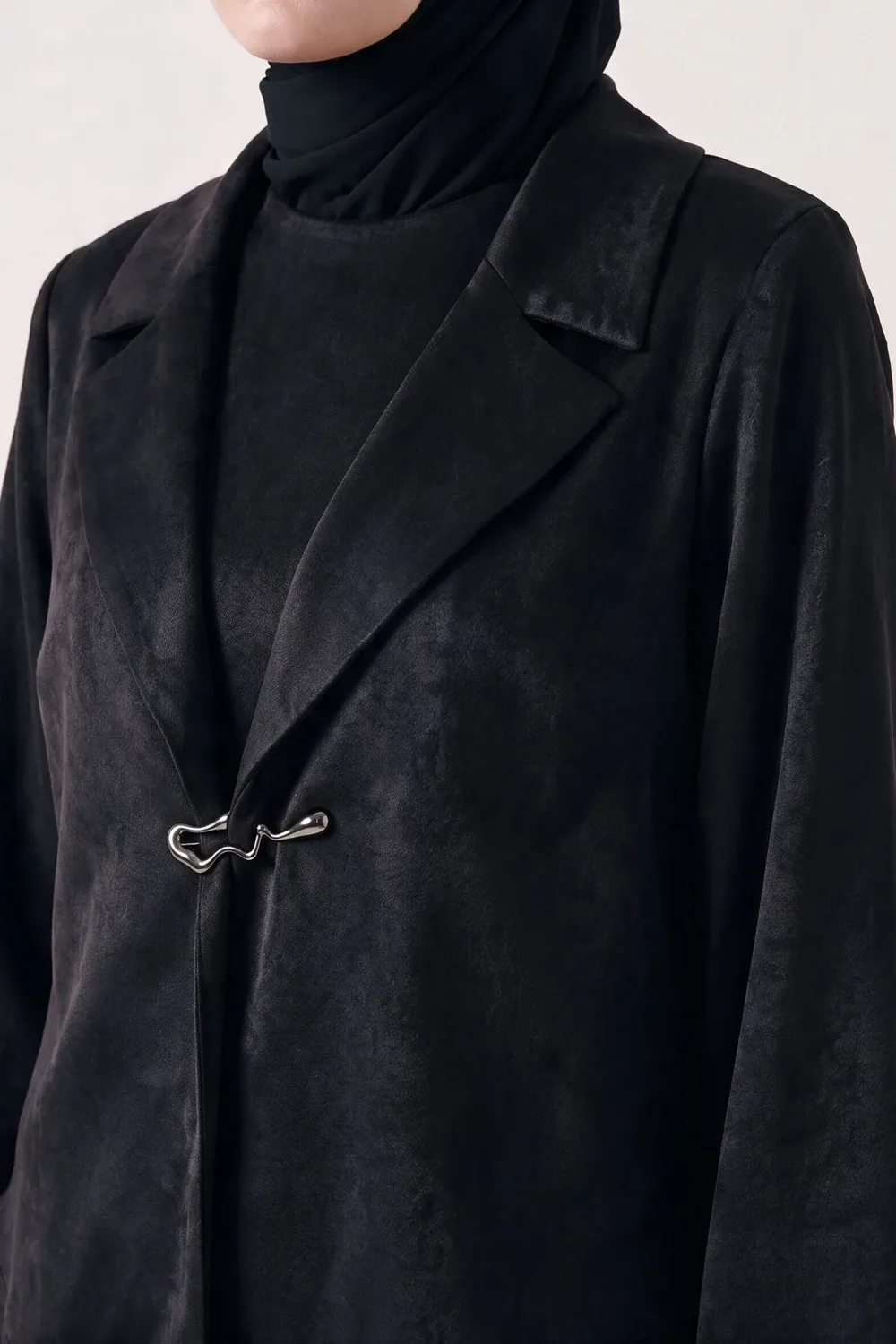 فستان سهرة محتشم بسترة جاكار مدمجة وإبزيم - صورة 4
