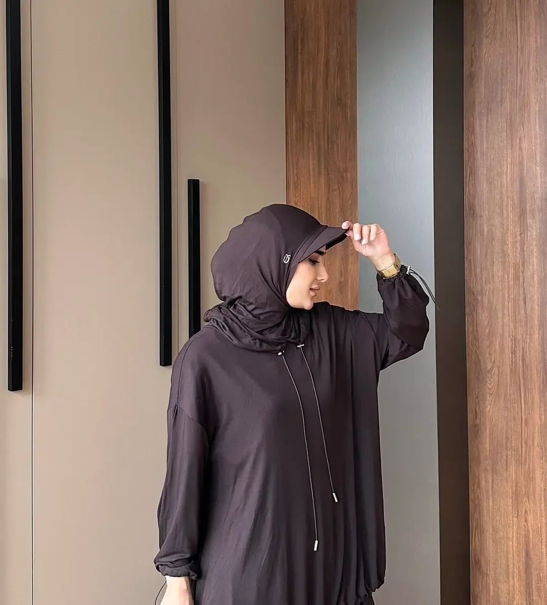 غطاء رأس رياضي بني بحافة قبعة