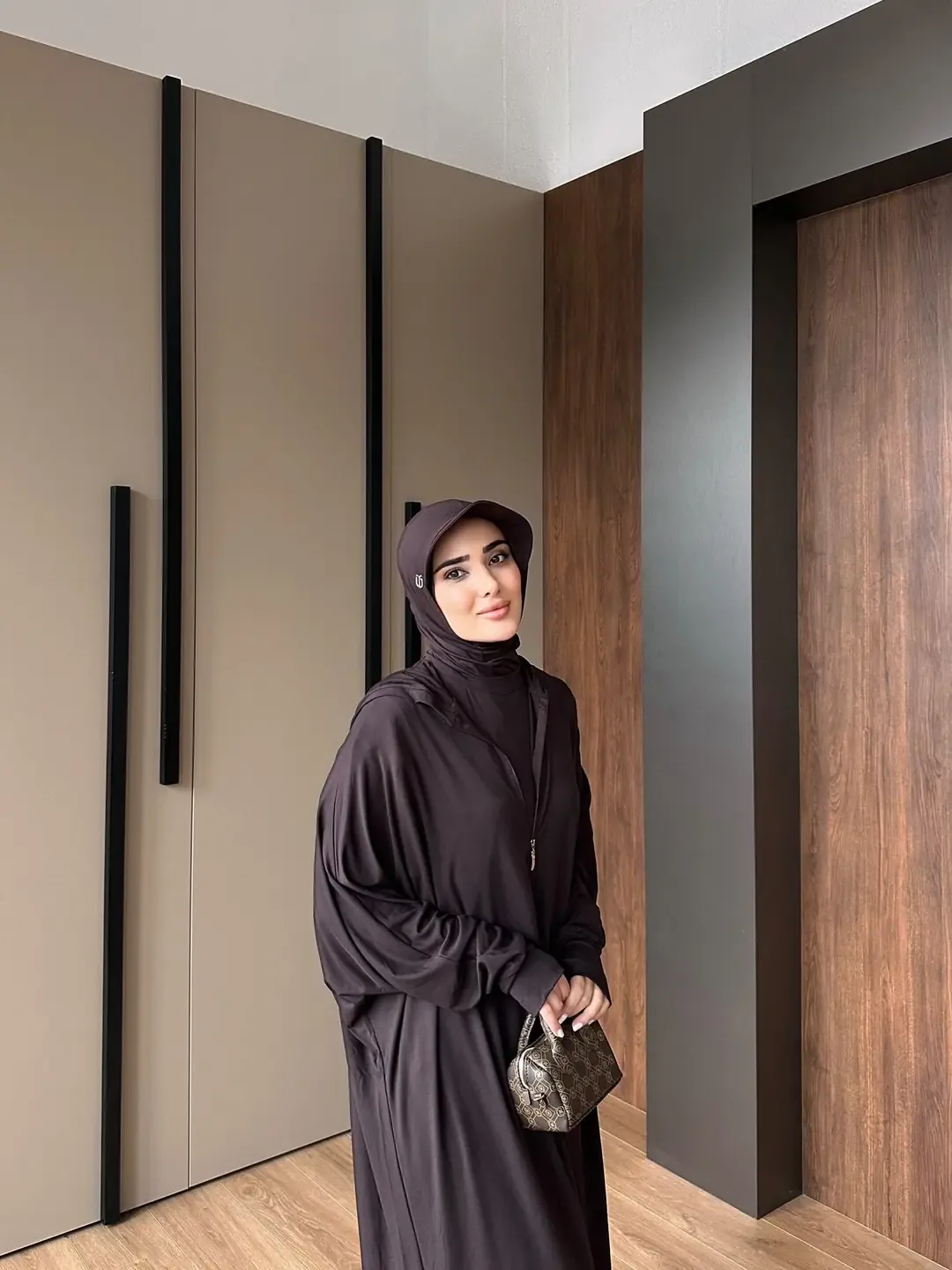 غطاء رأس رياضي بني بحافة قبعة - صورة 2