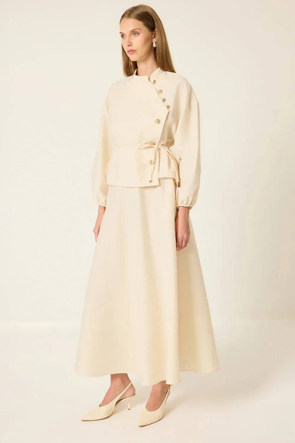 طقم بلوزة وتنورة طويلة بأزرار ذهبية جانبية عاجي - صورة 2