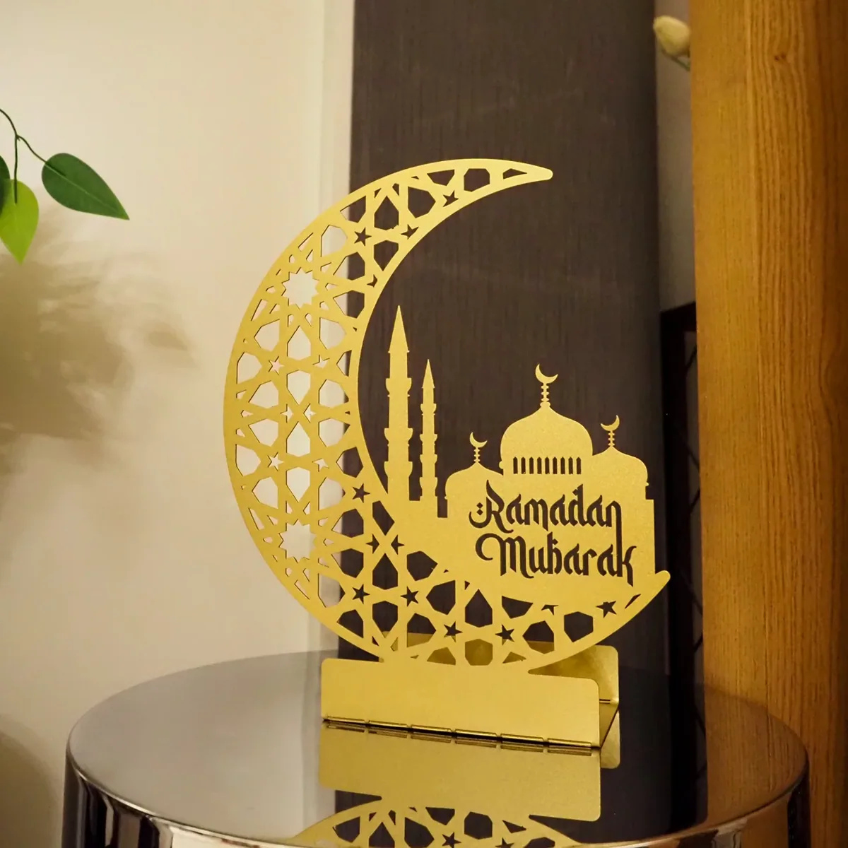 حامل شمعة بهلال مخرم ومسجد لرمضان