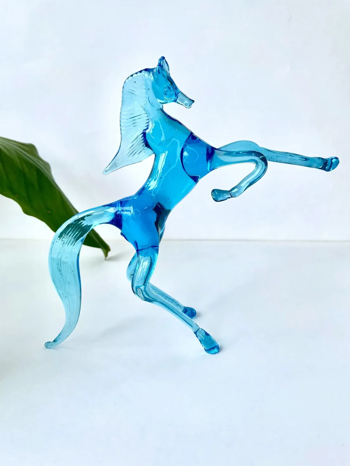 مجسم حصان زجاجي أزرق شفاف على قائمتين