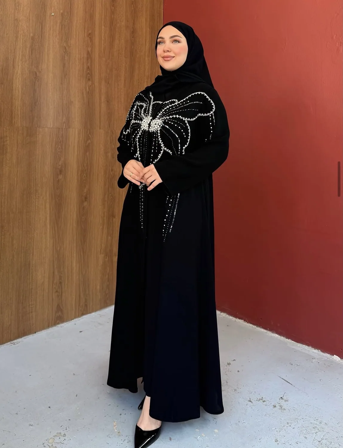 عباءة سهرة سوداء بوردة فضية مطرزة يدوياً