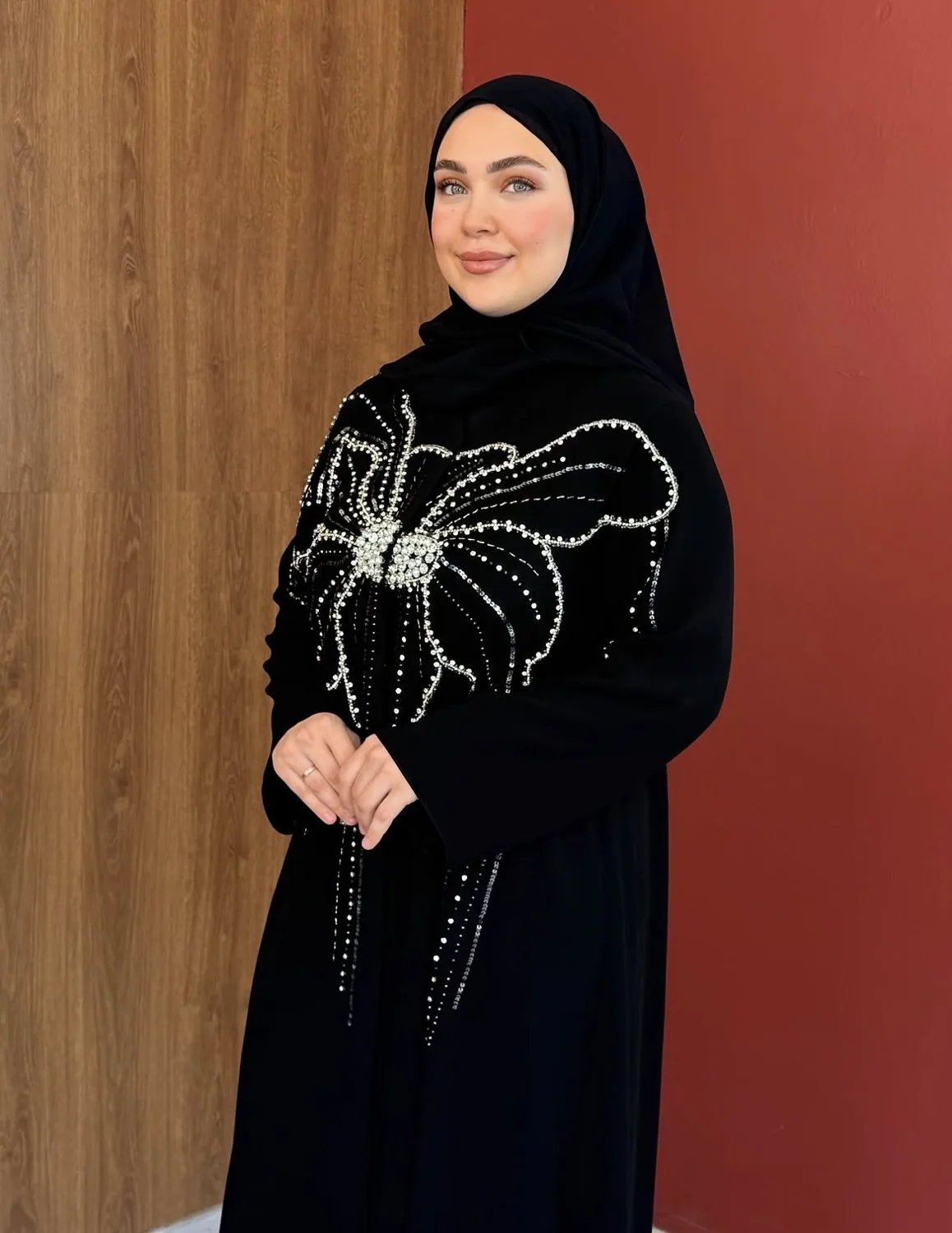 عباءة سهرة سوداء بوردة فضية مطرزة يدوياً - صورة 2
