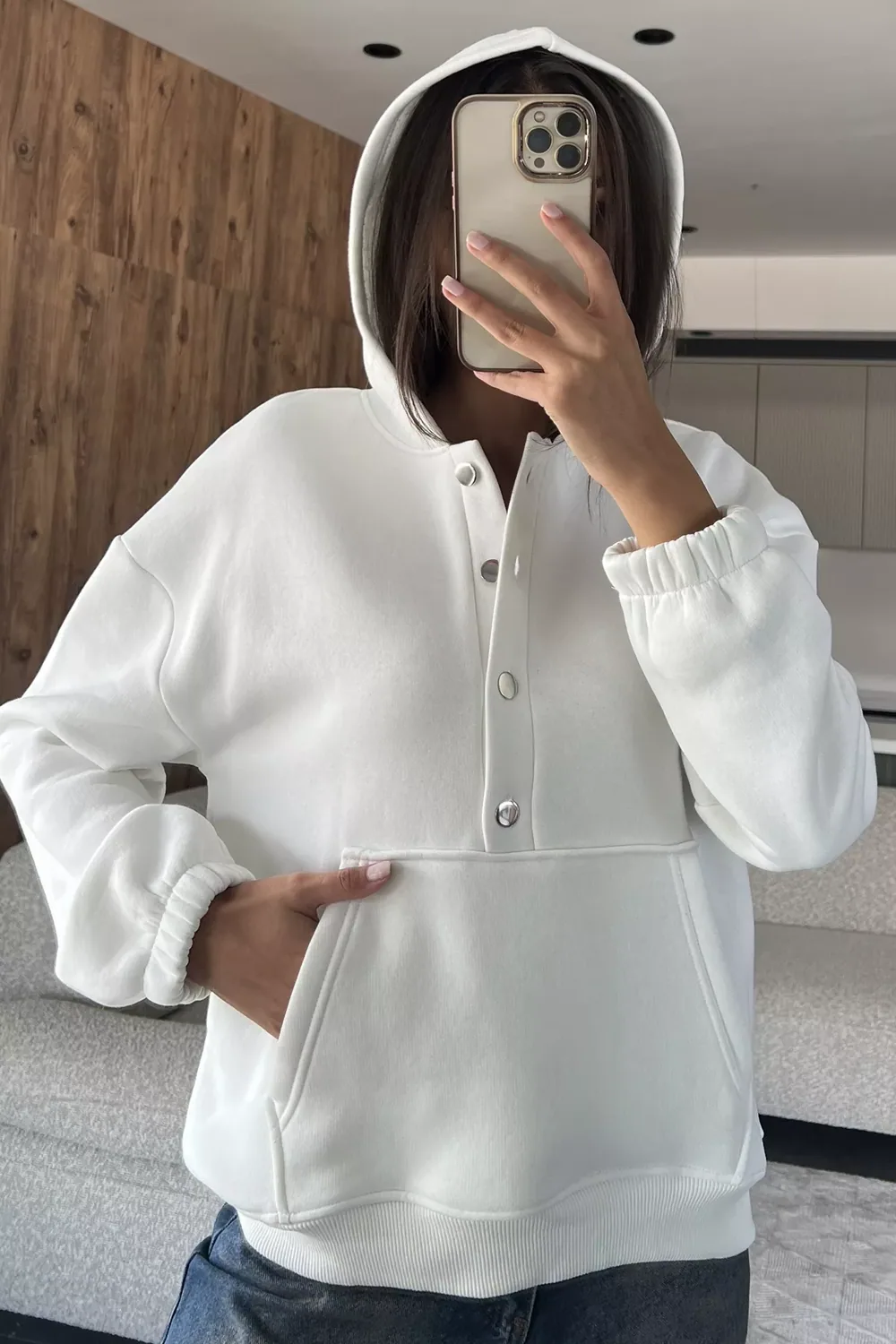 سويت شيرت نسائي سادة ببطانة داخلية ناعمة بجيب - صورة 3