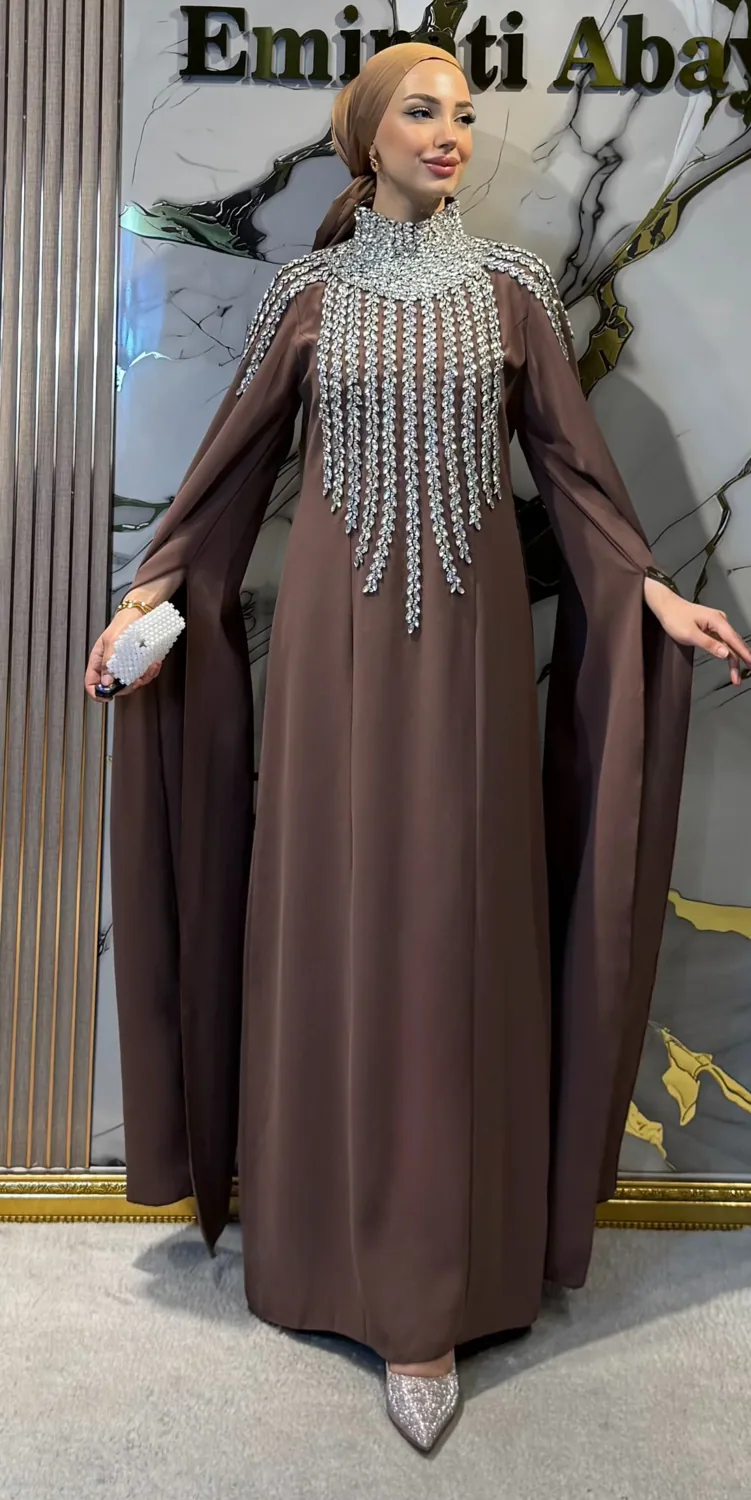 جلابية سهرة بلون المنك بأكمام كاب وأحجار بيضاء