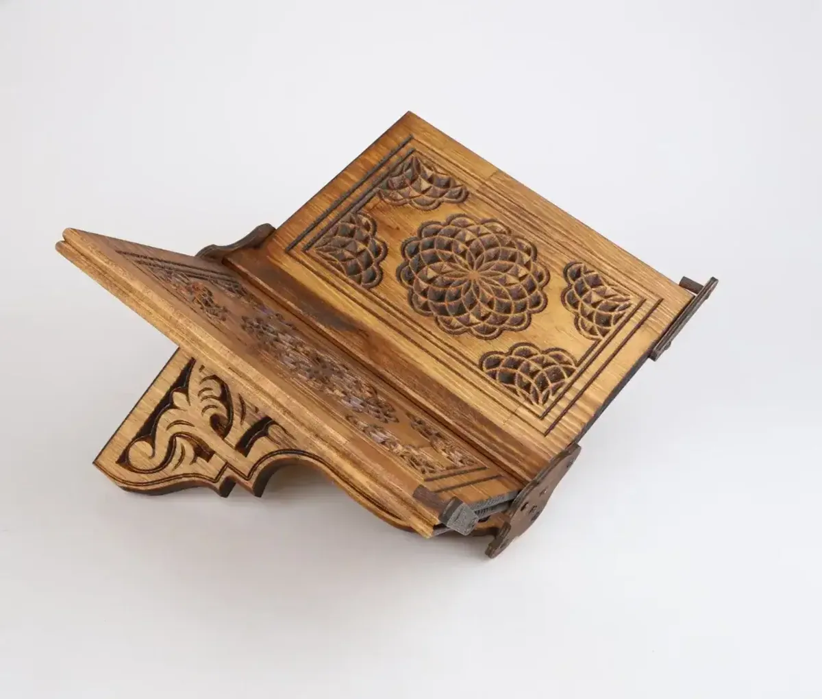 حامل مصحف مكتبي بزخرفة سلجوقية محفورة