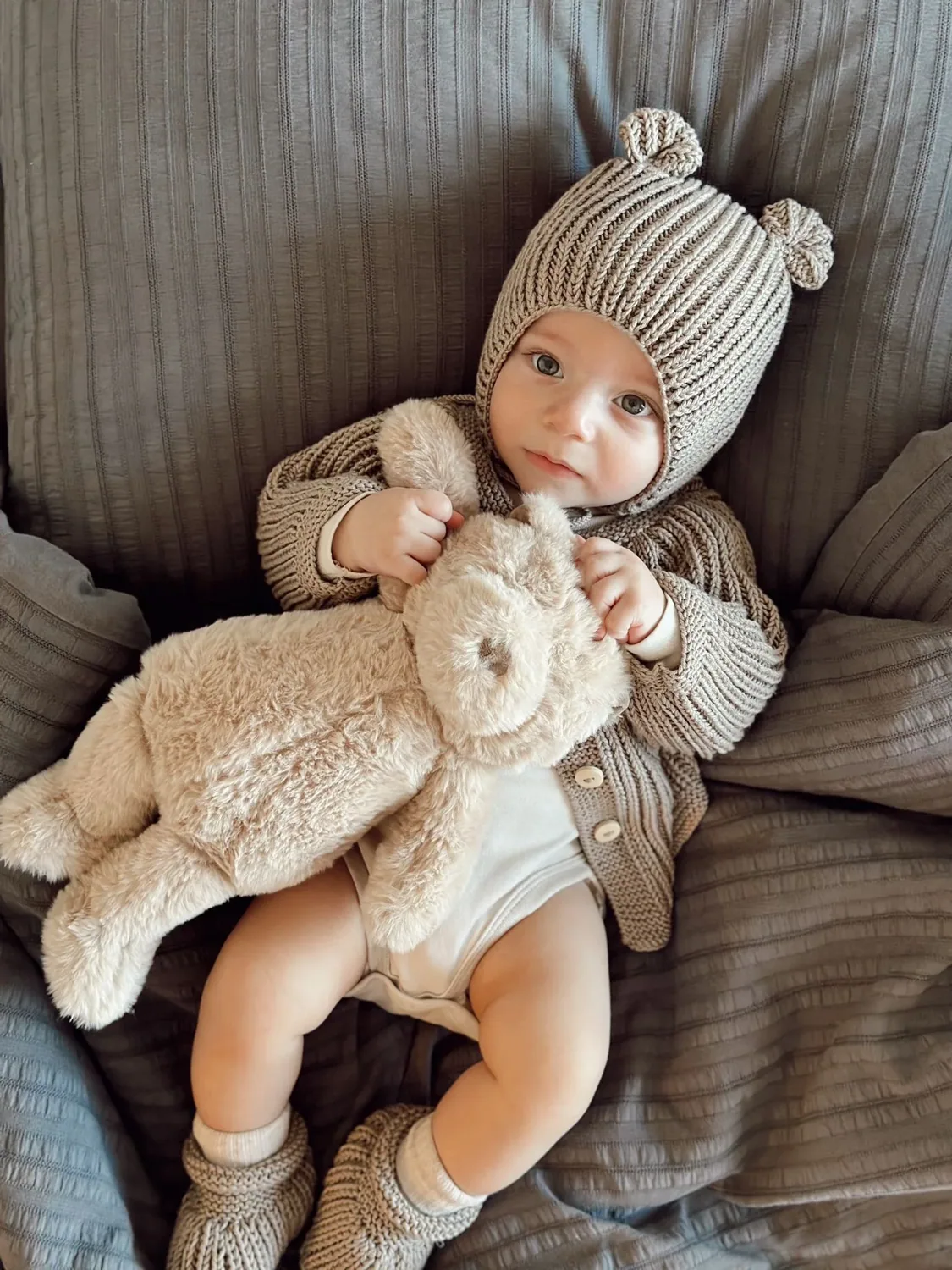 طقم رضّع محبوك يدوياً بأذني دب بني - صورة 3